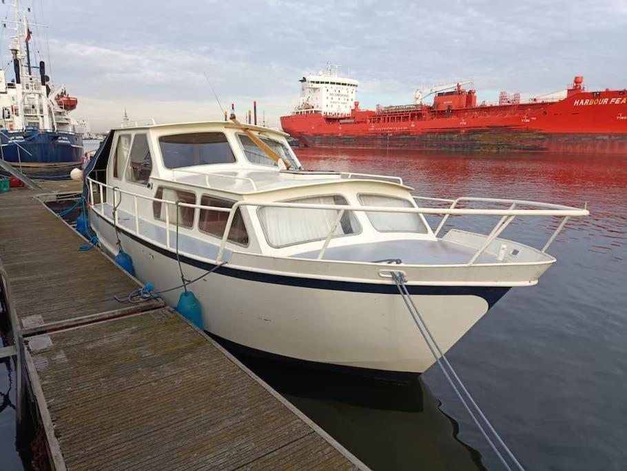 Suesses Motorboot - Bremen Ueberseestadt מראה חיצוני תמונה