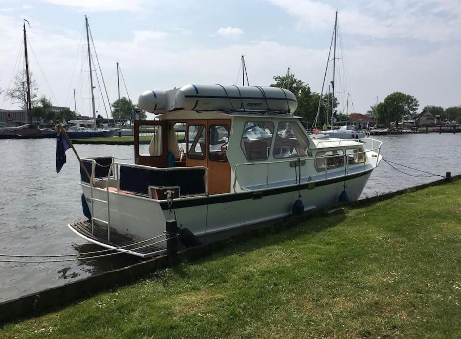 Suesses Motorboot - Bremen Ueberseestadt מראה חיצוני תמונה